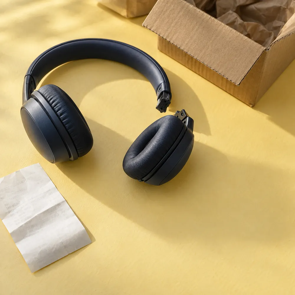 Illustration of damaged headphones, a parcel and a receipt